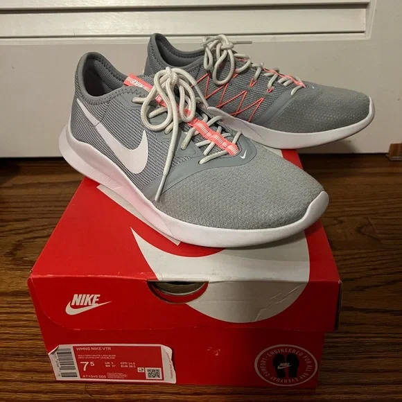 Womens grey and white Nike VTR sneakers - Picture 2 of 6